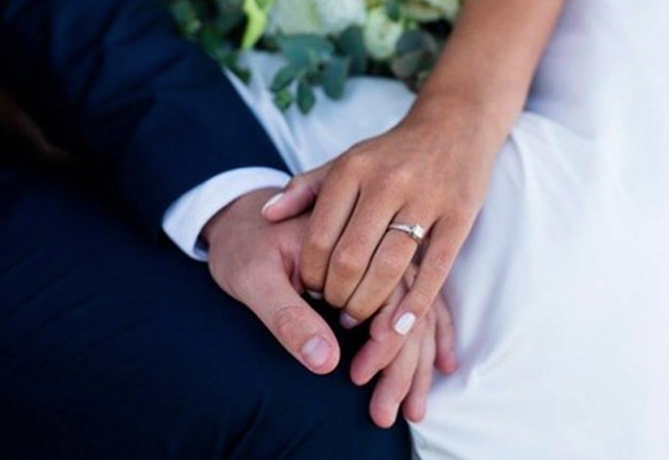 engagement-rings-hand